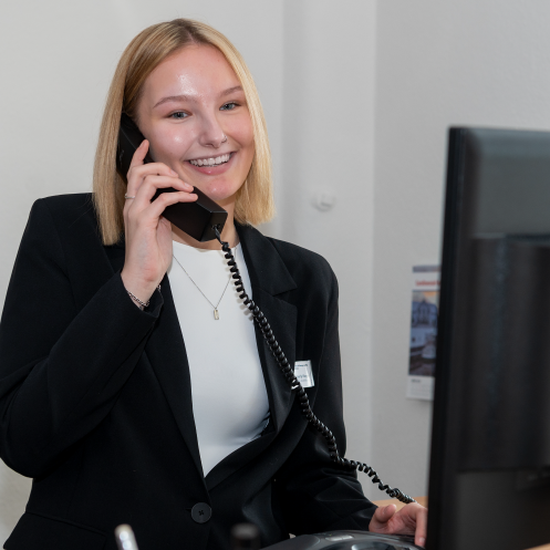 ein Azubi fhrt ein Telefongesprch am Schreibtisch